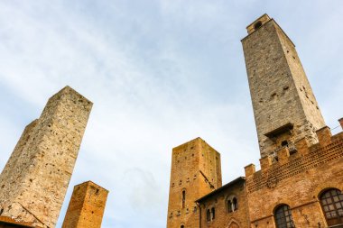 San Gimignano, İtalya - Eylül 2018. San Gimignano 'nun merkez meydanındaki ortaçağ kulelerinin görüntüsü.