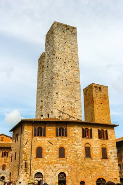 San Gimignano, İtalya - Eylül 2018. San Gimignano 'nun merkez meydanındaki ortaçağ kulelerinin görüntüsü.