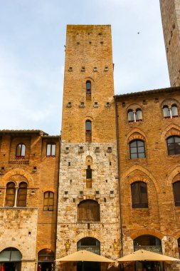 San Gimignano, İtalya - Eylül 2018. San Gimignano 'nun merkez meydanındaki ortaçağ kulelerinin görüntüsü.