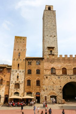 San Gimignano, İtalya - Eylül 2018. San Gimignano 'nun merkez meydanındaki ortaçağ kulelerinin görüntüsü.
