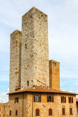 San Gimignano, İtalya - Eylül 2018. San Gimignano 'nun merkez meydanındaki ortaçağ kulelerinin görüntüsü.