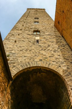 San Gimignano, İtalya - Eylül 2018. San Gimignano 'nun merkez meydanındaki ortaçağ kulelerinin görüntüsü.