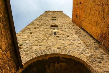 San Gimignano, İtalya - Eylül 2018. San Gimignano 'nun merkez meydanındaki ortaçağ kulelerinin görüntüsü.