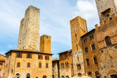 San Gimignano, İtalya - Eylül 2018. San Gimignano 'nun merkez meydanındaki ortaçağ kulelerinin görüntüsü.