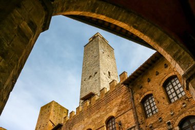 San Gimignano, İtalya - Eylül 2018. San Gimignano 'nun merkez meydanındaki ortaçağ kulelerinin görüntüsü.