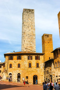 San Gimignano, İtalya - Eylül 2018. San Gimignano 'nun merkez meydanındaki ortaçağ kulelerinin görüntüsü.