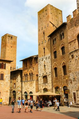 San Gimignano, İtalya - Eylül 2018. San Gimignano 'nun merkez meydanındaki ortaçağ kulelerinin görüntüsü.