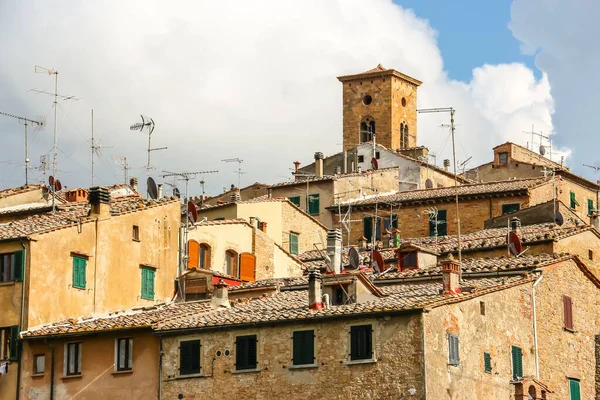 Volterra, İtalya - Eylül 2018. İtalya 'nın Pisa eyaletinde bir şehir olan Volterra' nın güzel manzarası.