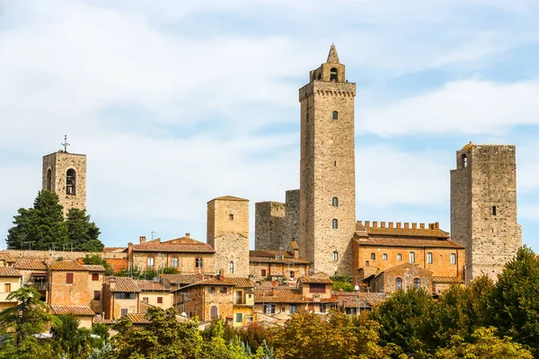 San Gimignano, İtalya - Eylül 2018. San Gimignano 'nun güzel mimarisi, Toscana bölgesinde küçük bir şehir..
