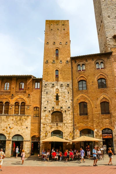 San Gimignano, İtalya - Eylül 2018. San Gimignano 'nun merkez meydanındaki ortaçağ kulelerinin görüntüsü.