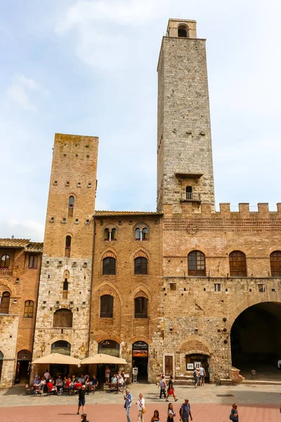 San Gimignano, İtalya - Eylül 2018. San Gimignano 'nun merkez meydanındaki ortaçağ kulelerinin görüntüsü.
