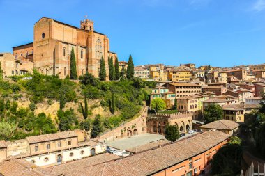 Siena, İtalya - Eylül 2018. Siena 'daki Katolik Kilisesi' nin (Basilica Cateriniana San Domenico) güzel manzarası.