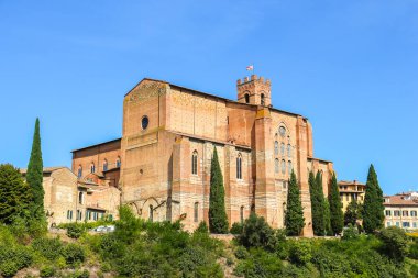 Siena, İtalya - Eylül 2018. Siena 'daki Katolik Kilisesi' nin (Basilica Cateriniana San Domenico) güzel manzarası.