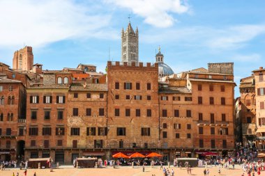 Siena, İtalya - Eylül 2018. Siena Meydanı 'nın güzel manzarası (Piazza del Campo Meydanı).