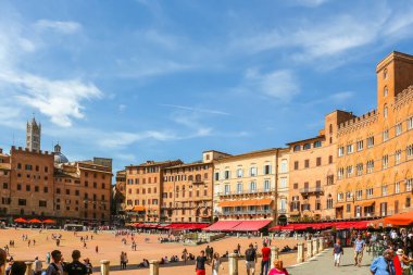 Siena, İtalya - Eylül 2018. Siena Meydanı 'nın güzel manzarası (Piazza del Campo Meydanı).