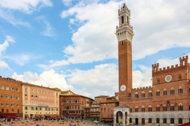 Siena, İtalya - Eylül 2018. Torre del Mangia 'nın manzarası, Siena Meydanı' ndaki ünlü kule (Piazza del Campo Meydanı)).