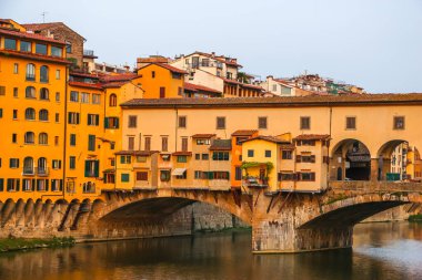 Floransa, İtalya - Eylül 2018. Arno nehri üzerindeki ünlü Ponte Vecchio köprüsünün manzarası.