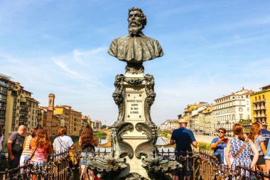 Floransa, İtalya - Eylül 2018. Floransa 'daki Arno nehri üzerindeki Ponte Vecchio köprüsünde bulunan Benvenuto Cellini anıtı.
