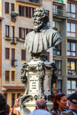 Floransa, İtalya - Eylül 2018. Floransa 'daki Arno nehri üzerindeki Ponte Vecchio köprüsünde bulunan Benvenuto Cellini anıtı.