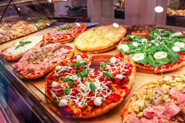 Floransa, İtalya - Eylül 2018. Floransa 'daki pizzacı vitrininde lezzetli İtalyan pizzası..