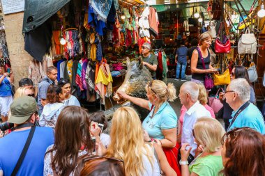Floransa, İtalya - Eylül 2018. Floransa 'daki popüler anıtlardan birini ziyaret eden turist, Piazza del Mercato Nuovo' daki Fontana del Porcellino 'yu ziyaret etti..