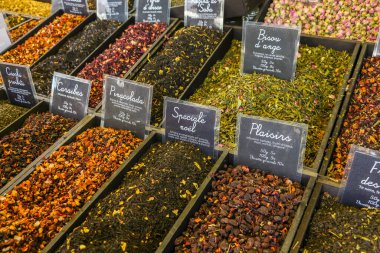 Floransa, İtalya - Eylül 2018. Floransa 'daki yerel sokak pazarında satılık baharatlar.