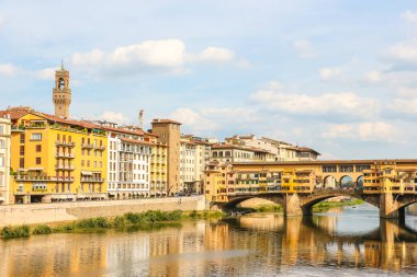 Floransa, İtalya - Eylül 2018. Arno nehri üzerindeki ünlü Ponte Vecchio köprüsünün manzarası.