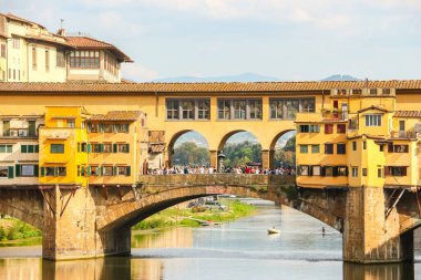 Floransa, İtalya - Eylül 2018. Arno nehri üzerindeki ünlü Ponte Vecchio köprüsünün manzarası.