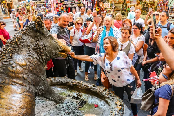 피렌체 이탈리아 Circa 2018 관광객들은 피렌체 기념물중 광장에 폰타나델 방문한다 — 스톡 사진