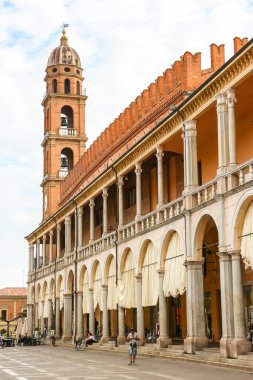 Faenza, İtalya - Eylül 2018. Faenza şehir merkezinin güzel mimarisi.