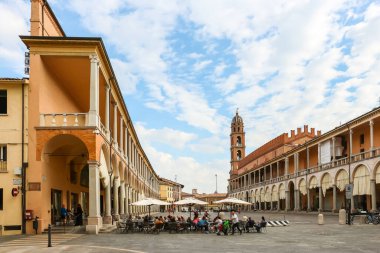 Faenza, İtalya - Eylül 2018. Faenza şehir merkezinin güzel mimarisi.