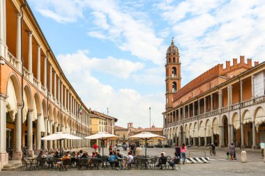 Faenza, İtalya - Eylül 2018. Faenza şehir merkezinin güzel mimarisi.