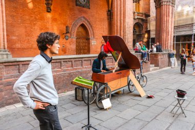 Bologna, İtalya - Eylül 2018. Bolonya 'da sokak müzisyeni.
