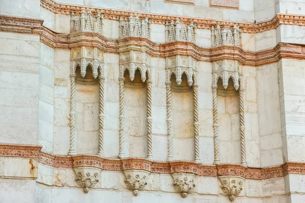 Bologna, İtalya - Eylül 2018. Bologna 'daki Katolik Kilisesi' nin (Basilica di San Petronio) güzel mimarisi.