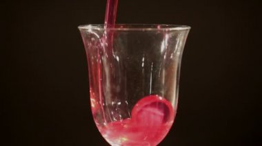 Kırmızı alkolsüz içecek