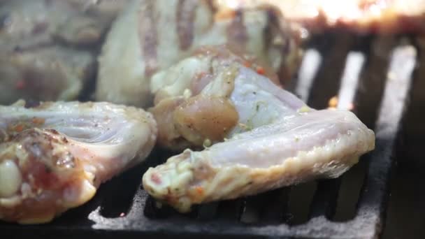 Chiken Flügel auf dem Grill — Stockvideo