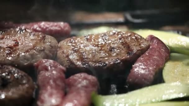 Burgare och cevapcici på grillen — Stockvideo