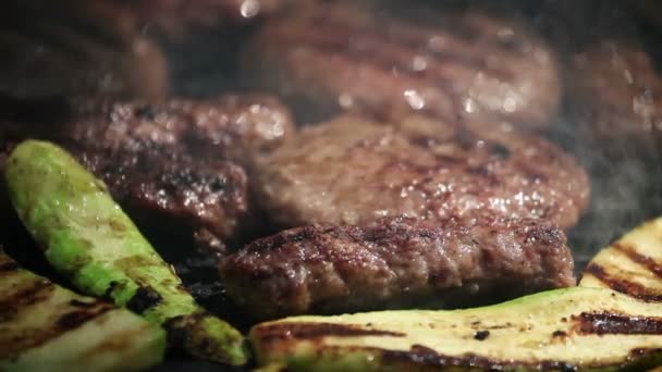 Carne grelhada e verduras em uma fogueira — Vídeo de Stock