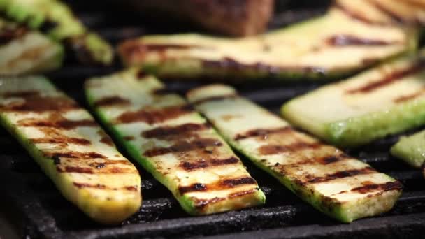 Zucchini on grill — Stock Video