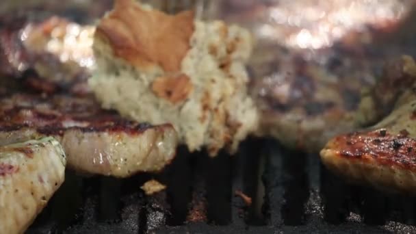 Brood en vlees bereid op de grill — Stockvideo