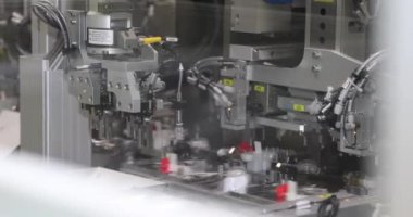 Otomatik üretim süreci. İlaç üretim makinesi. Fabrika makinası. Kapatın. 4K