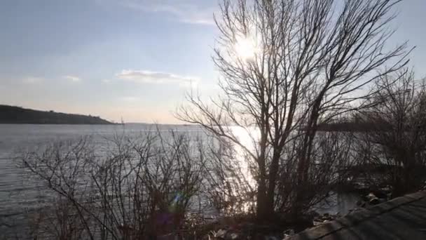 時間の経過ショットの背景に風光明媚な日没と美しい川に近い — ストック動画