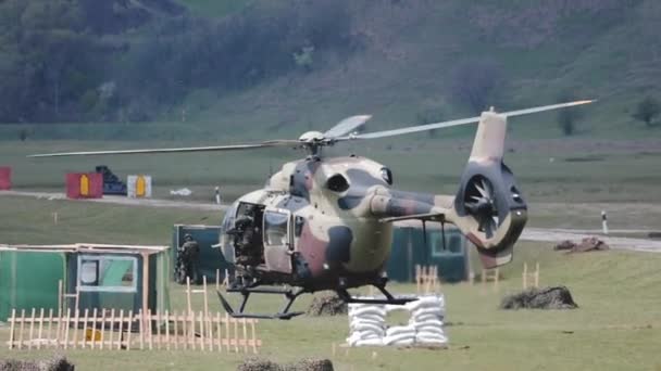 Bir Askeri Helikopterin Yandan Sallanan Bir Askerle Havalanırken Yavaş Çekim — Stok video