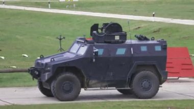 Askeri tatbikat için eğitim sahasında zırhlı araçlar.