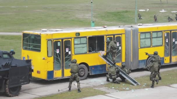 反テロ警察部隊はゆっくりとバスから人質を解放する 衝撃爆弾で窓からバスに衝突 — ストック動画