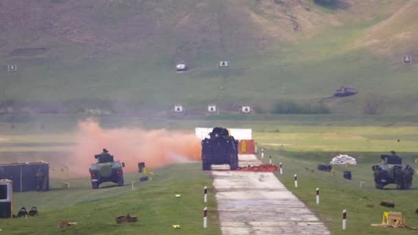 Mesin Perang Militer Dan Tentara Pada Latihan Dalam Gerak Lambat — Stok Video