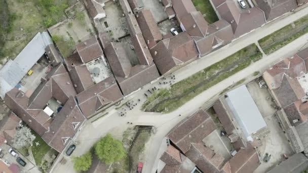 Drone Widok Góry Ulicy Miejscowości Ludźmi Poruszającymi Się Kolumnie — Wideo stockowe