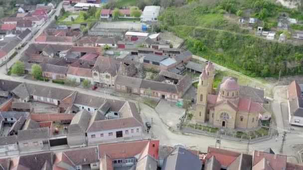 Luchtfoto Van Een Dorp Met Gebouwen Een Zichtbare Kerk Met — Stockvideo