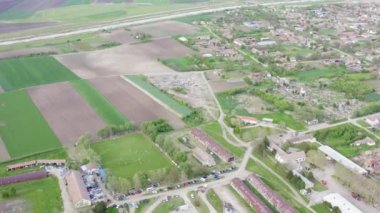 Oyun rüzgarlı ve soğuk bir bahar gününde futbol sahası olan küçük bir köyün yukarısında kameralı bir dronla uçmak.