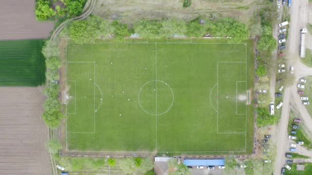 Bird Standpunt Van Een Grote Voetbalwedstrijd Een Deels Landelijk Speelveld — Stockvideo